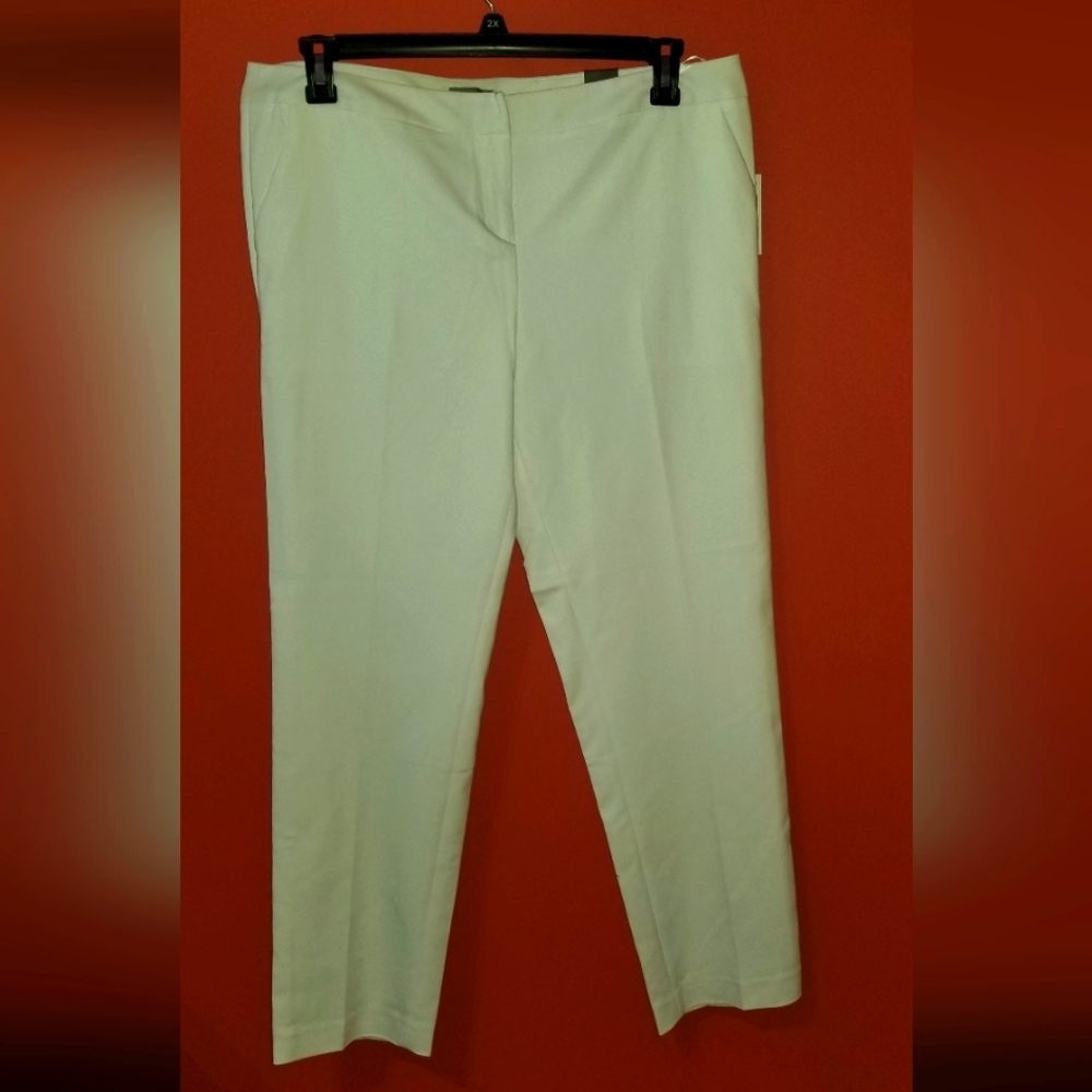 Neiman Marcus Cream Ankle Cropped Pants with Relaxed Fit and Textured Fabric